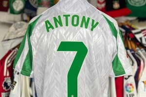 安东尼成球衣销冠备受欢迎，明言不想再回曼联！贝蒂斯欲加薪续租